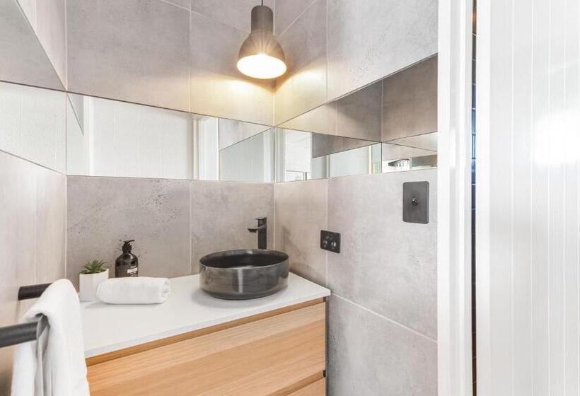 Stunning Views At Alex Heads, 2 Br Stylish Apt