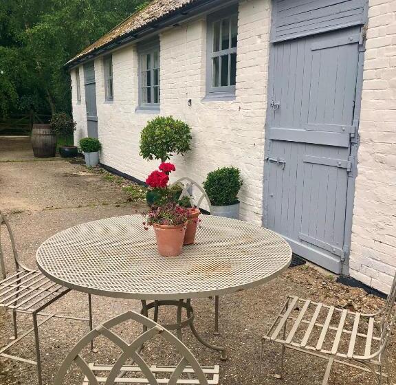 Vineyard Cottage, Hartest   2 Bed With Parking