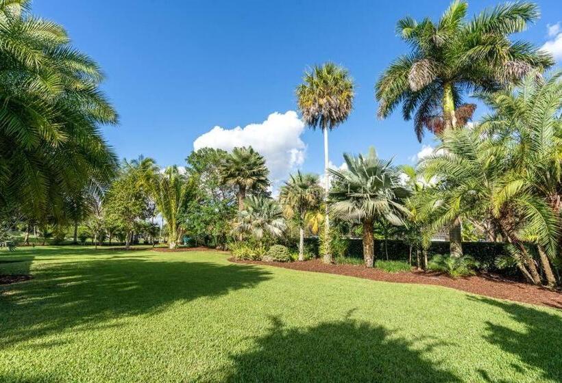 The Garden House Hot Tub Pool And Lush Garden Oasis