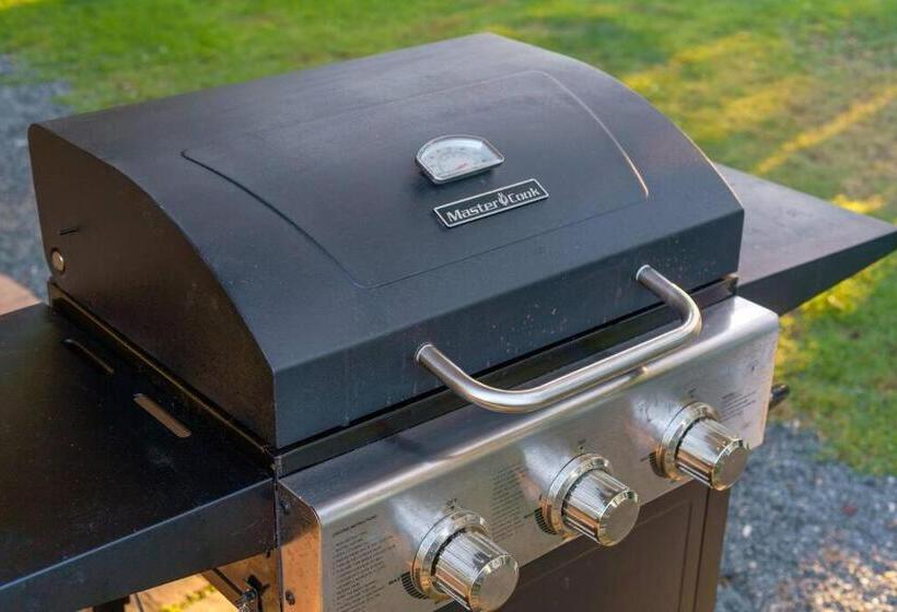 The Garden House Hot Tub Pool And Lush Garden Oasis