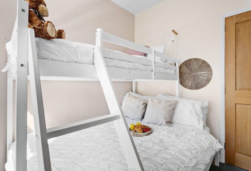 The Terrace   Light, Bright Characterful Coastal Home With Parking Near Beaches