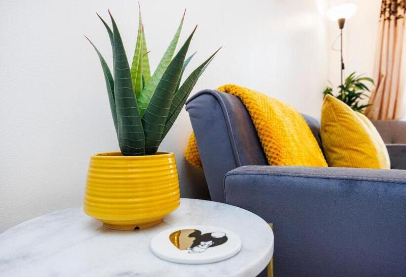 Lovely 2 Bd Hse With Parking Near Excel