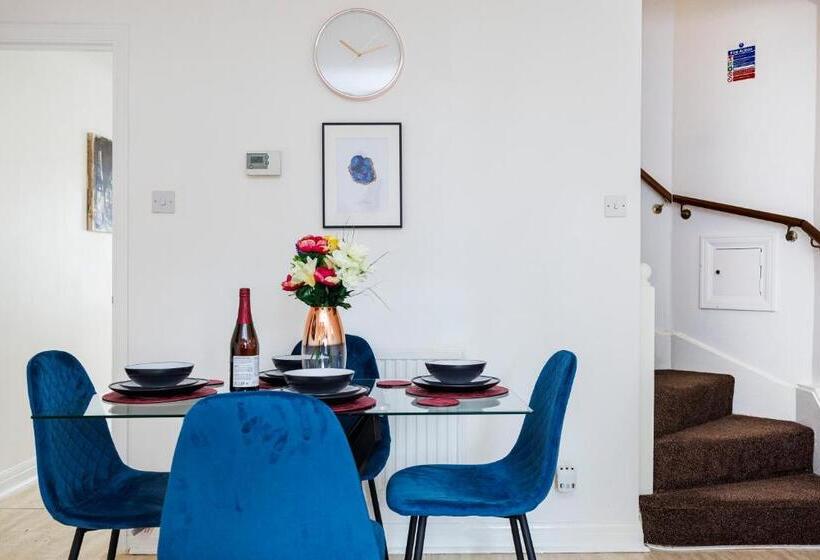 Lovely 2 Bd Hse With Parking Near Excel