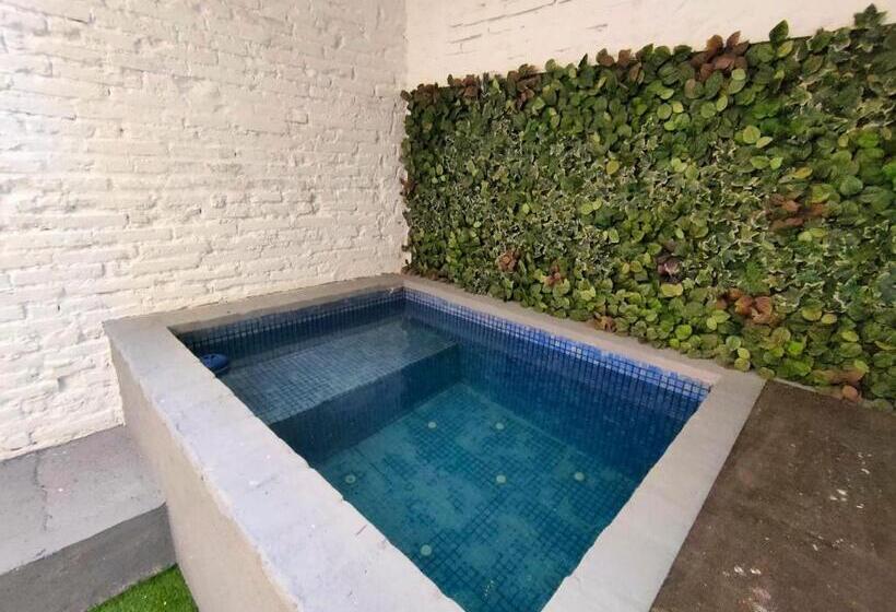 Pequeño Alojamiento Con Mini Piscina   No Climatizada