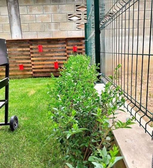 Apartment With Private Yard And Bbq