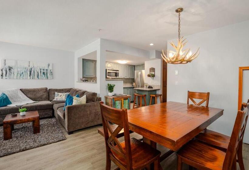 3br Sunpath   Spacious Village Townhome