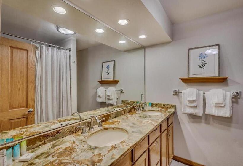 1038  Modern Townhome Close To The Slopes