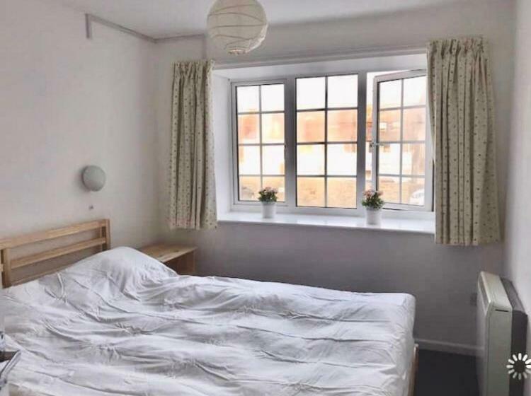 Great Price, Lovely Comfy Flat.2 Mins From The Sea