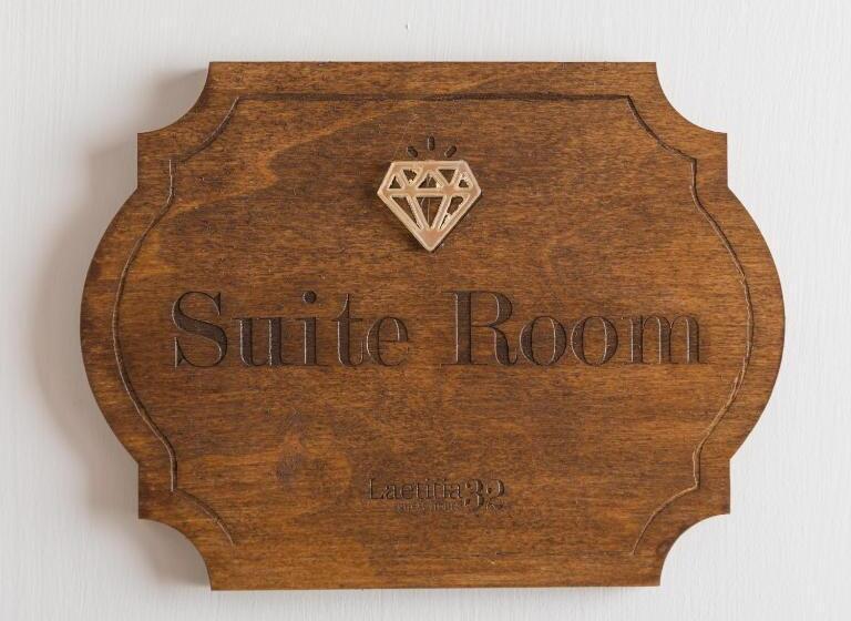 تختخواب و صبحانه Suite Room
