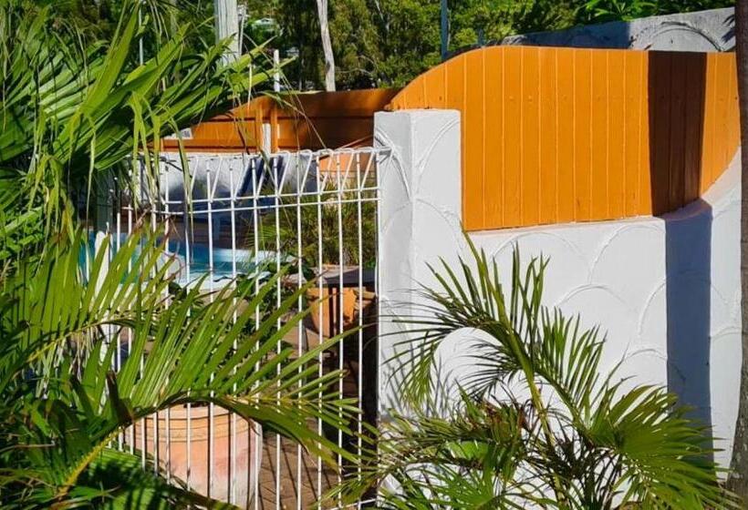 בית מלון כפרי Paradise Court Holiday Units