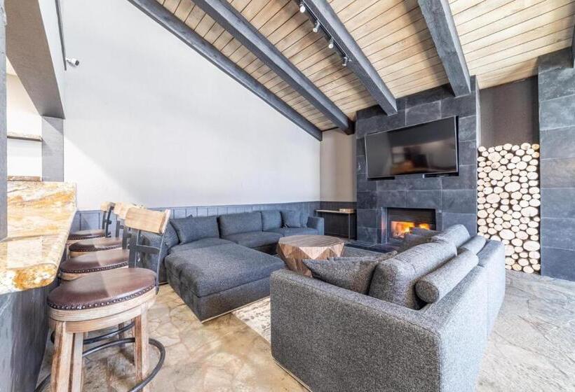 483 Steps To The Slopes Canyon Lodge   Cozy Renovated Mammoth Townhome