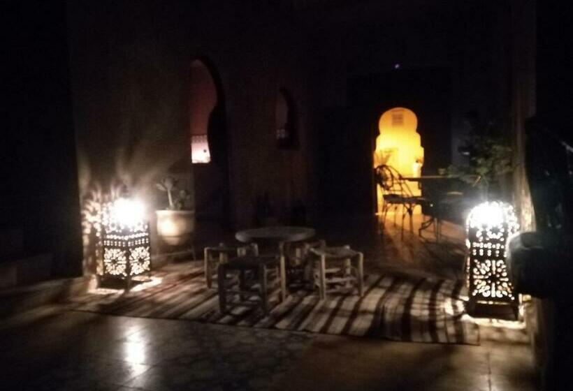 تختخواب و صبحانه Riad Amar