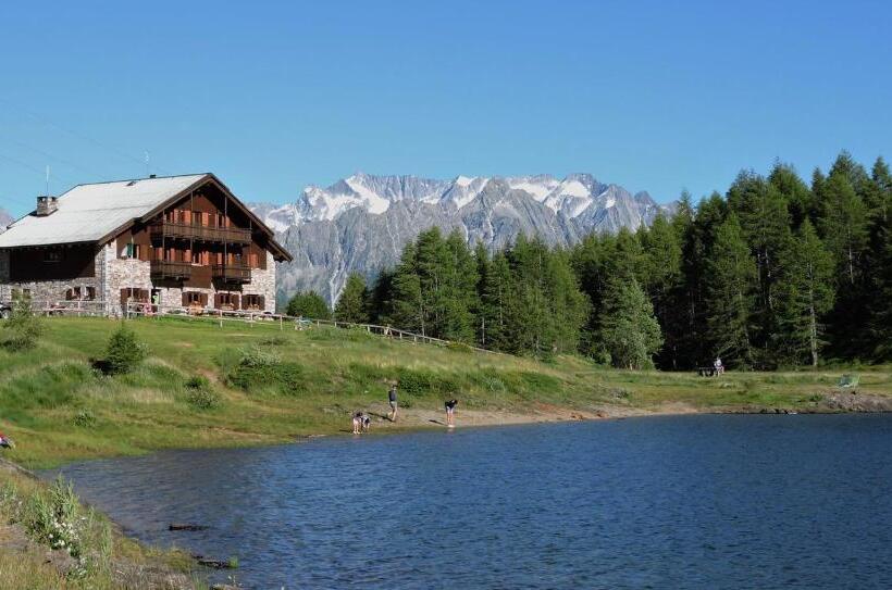 ホテル Rifugio Al Lago Del Mortirolo In Inverno Raggiungibile Solo A Piedi