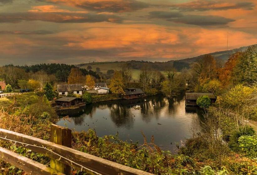 リゾートホテル Herons Lake Retreat Hot Tub Lodges