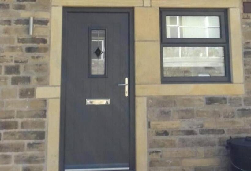 Sleeps 6 4 Bedrooms 2 Minute Walk To The Square Hosted Happy Valley Cast