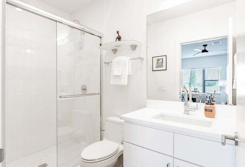 Luxe East Downtown 3br Condo, Walk To Bars, Restaurants, Shops