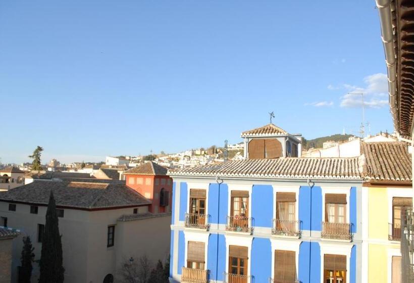 مسافرخانه La Perla Granada Suites