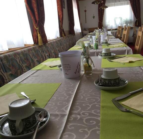 تختخواب و صبحانه Garní Nëidia