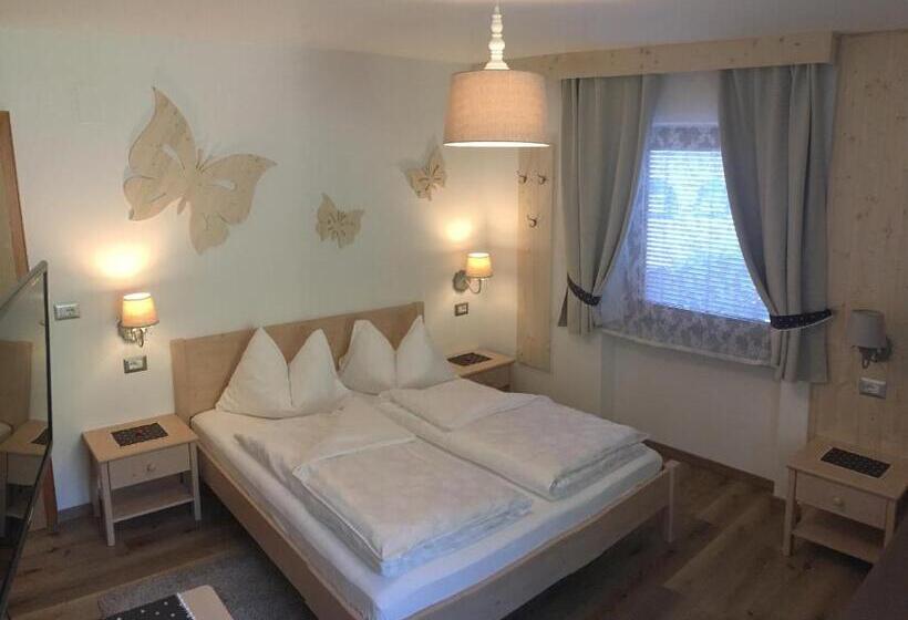 تختخواب و صبحانه Garní Nëidia