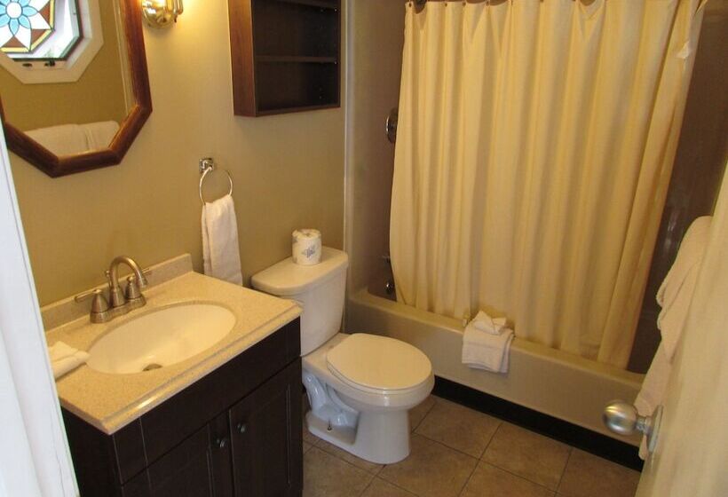 مُتل The Lake George Inn