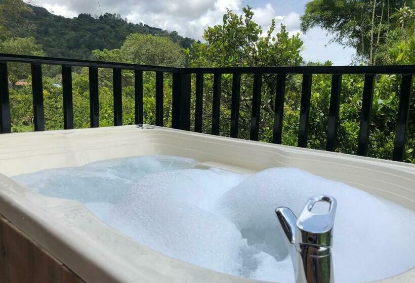 Cabaña Tipo Glamping En Finca Cafetera Con Zonas Verdes, Avistamiento De Aves, Paisaje Cafetero