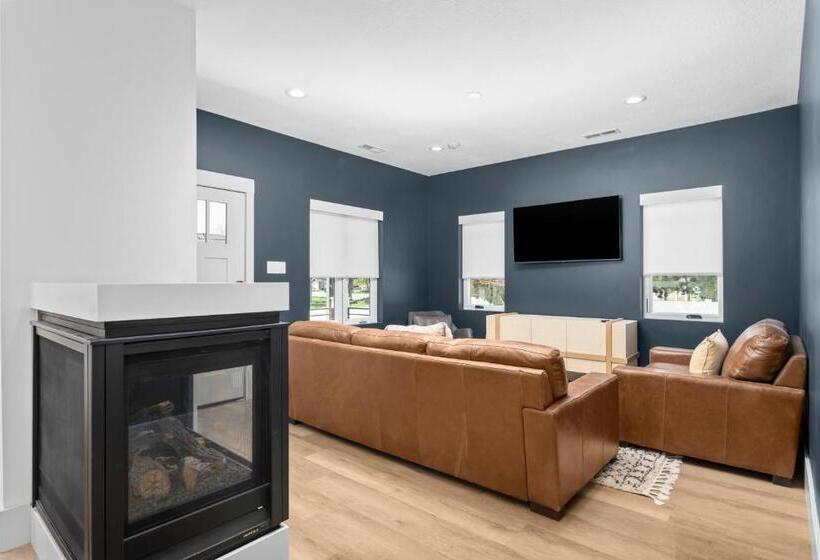 New Mountain Retreat With Hot Tub & Putting Green