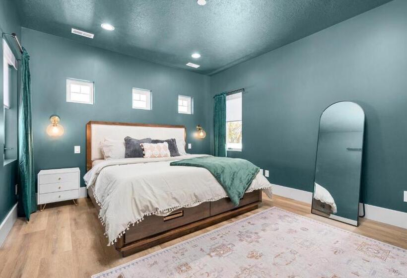 New Mountain Retreat With Hot Tub & Putting Green