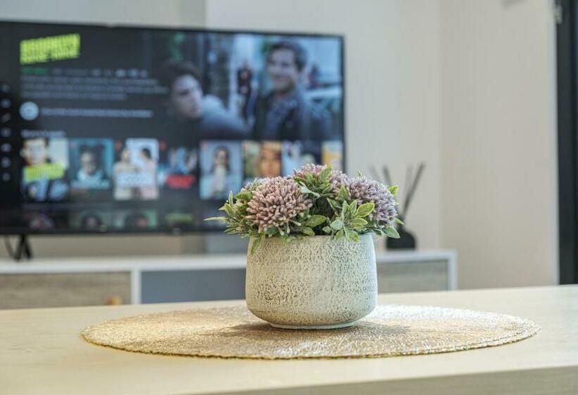 Box Hill Center 2br1ba View Balcony Wifi Parking