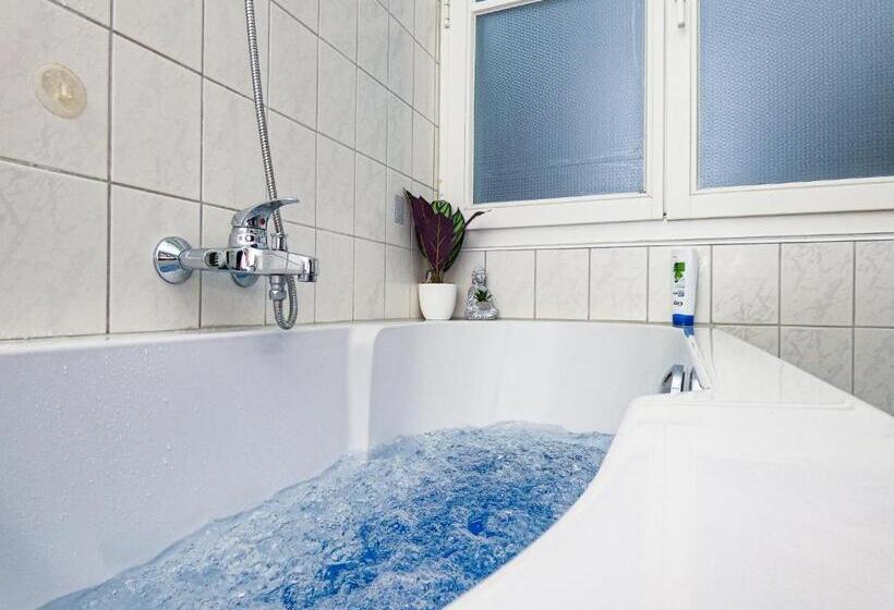 #111   Lux Flat Lennep   Altstadt   Netflix & Amazon Prime   Felswand