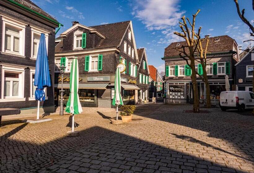 #111   Lux Flat Lennep   Altstadt   Netflix & Amazon Prime   Felswand