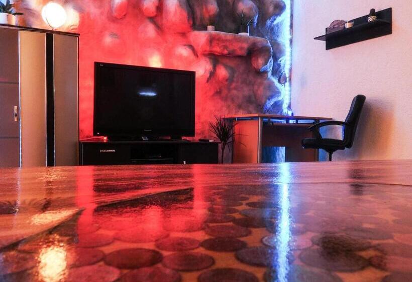 #111   Lux Flat Lennep   Altstadt   Netflix & Amazon Prime   Felswand
