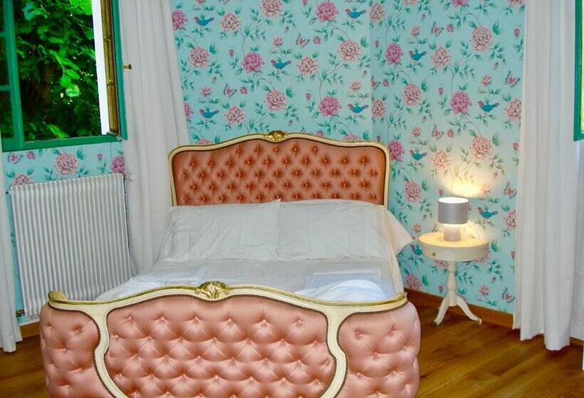 Chateau De La Vallee   East Or West Wing