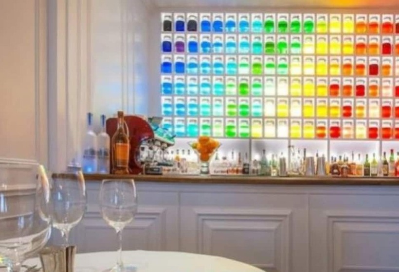 هتل The Exhibitionist