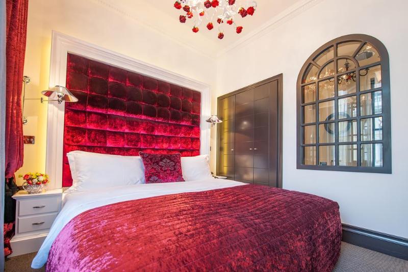 هتل The Exhibitionist