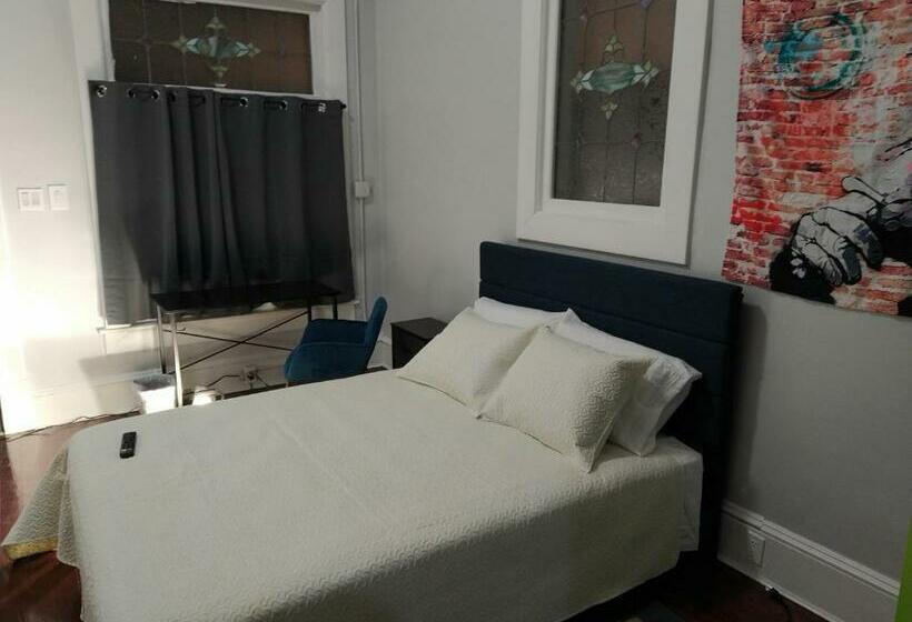 호스텔 One Queen Bed Suite With Full House Amenities Rm 2