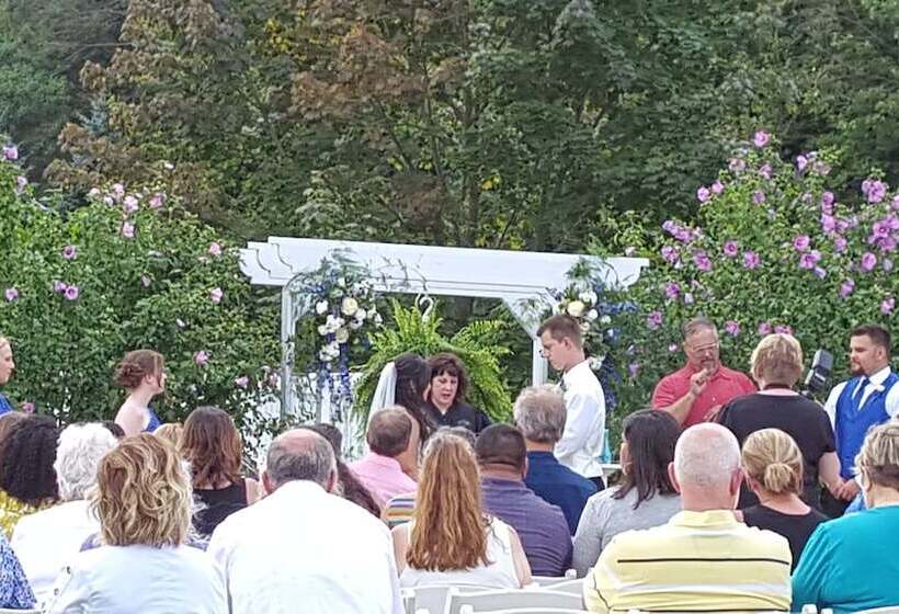 בית מלון כפרי Allegan Country Inn