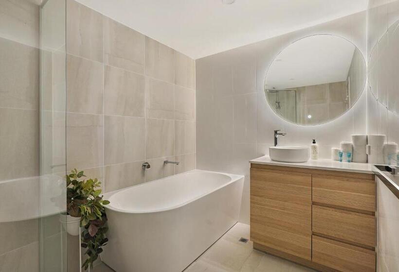 فندق Beachside Resort Kawana Waters