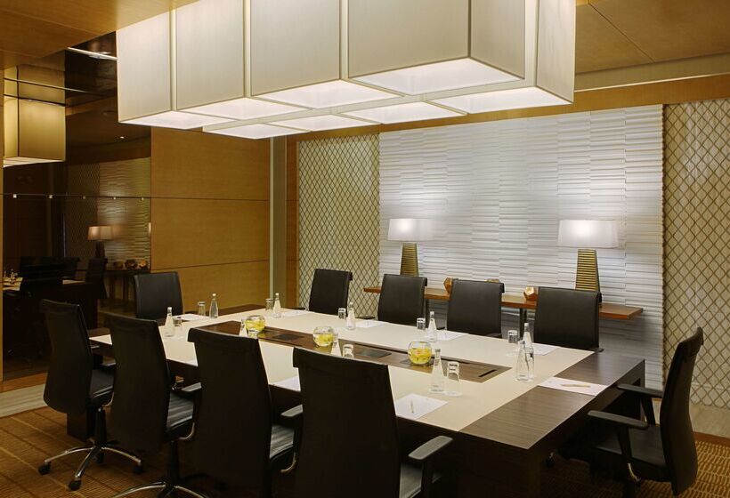 בית מלון כפרי Doubletree By Hilton Riyadh  Al Muroj Business Gate