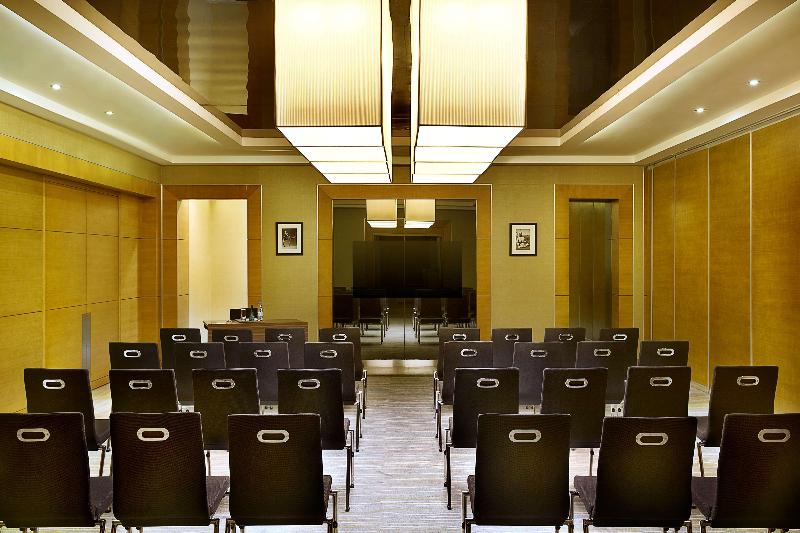 בית מלון כפרי Doubletree By Hilton Riyadh  Al Muroj Business Gate
