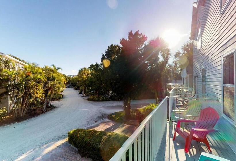 Отель North Beach Village 27