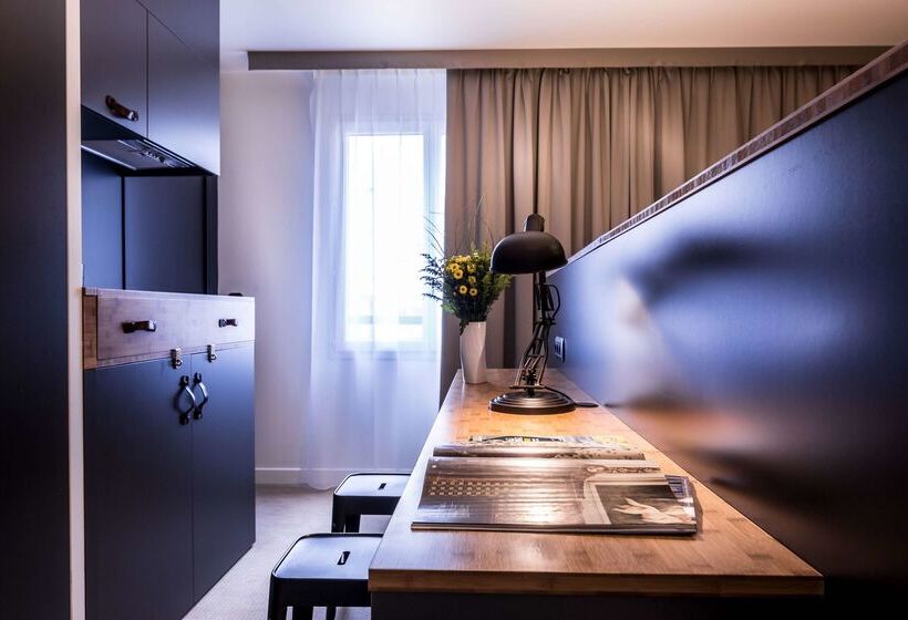 בית מלון כפרי Best Western Plus Suitcase Paris La Defense