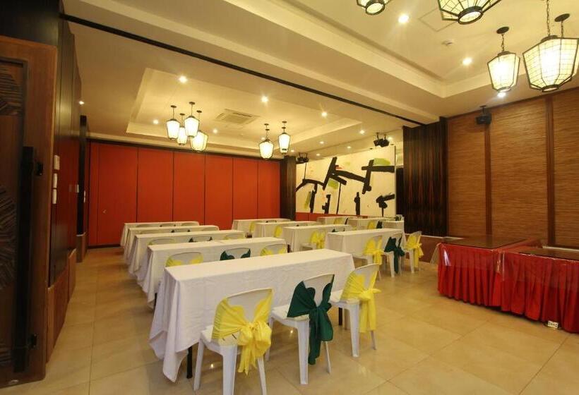 Отель Crown Regency Beach Resort