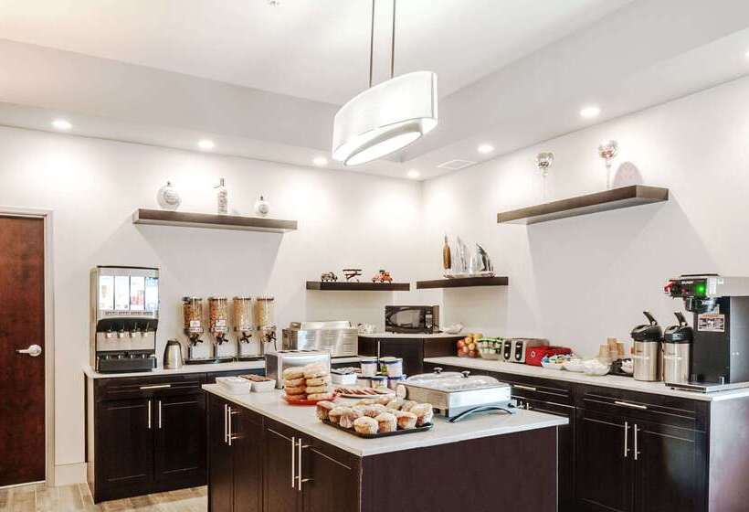 هتل Ramada By Wyndham Moose Jaw