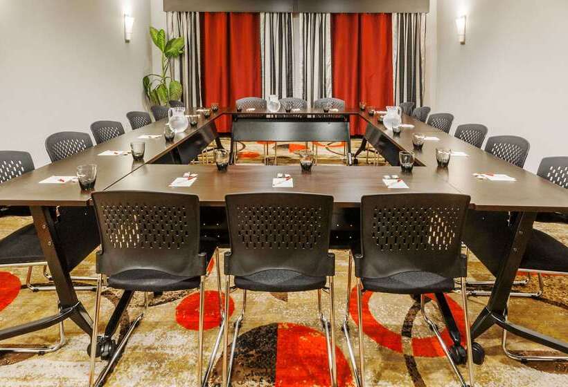 هتل Ramada By Wyndham Moose Jaw