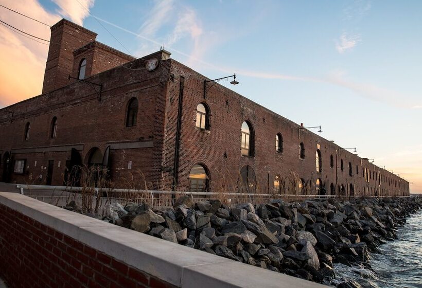 هتل The Lodge Red Hook
