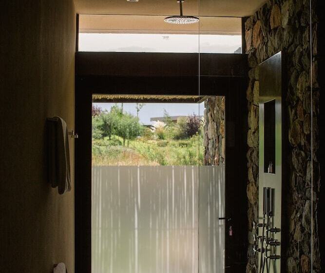 Hotel The Vines Resort & Spa