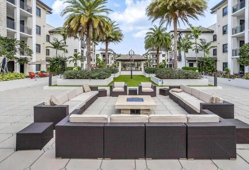 فندق Naples Square Paradise