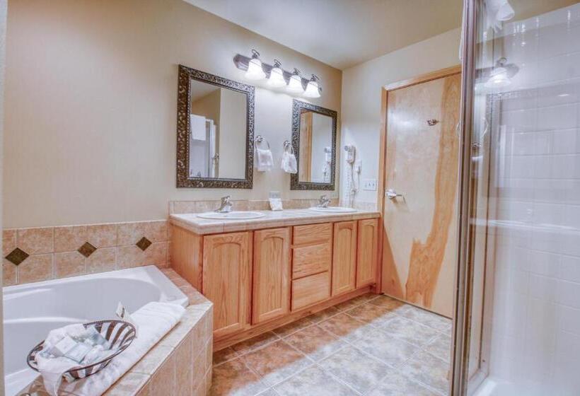 هتل Icicle Village Resort 402: Juniper Studio