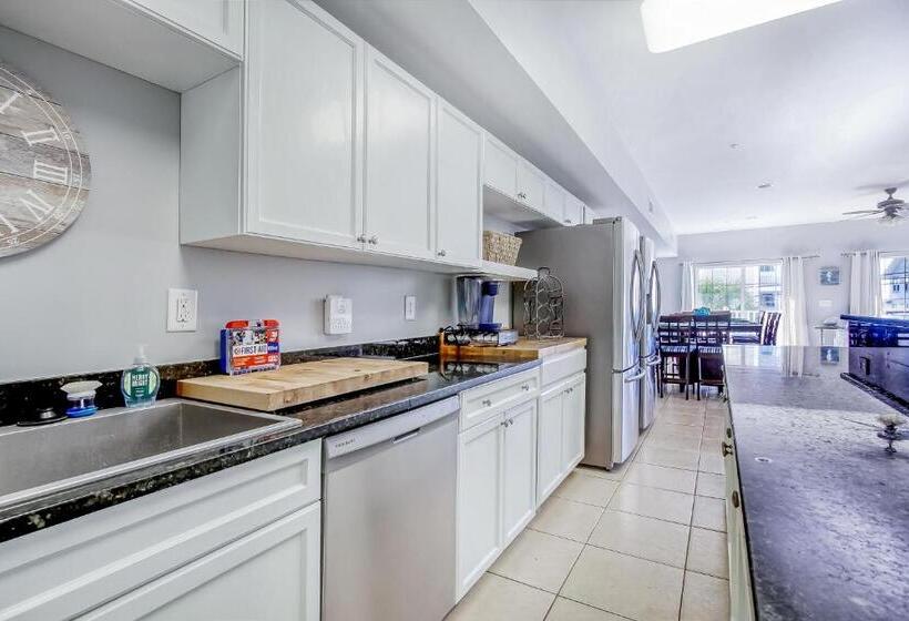 هتل Coconut Grove 203