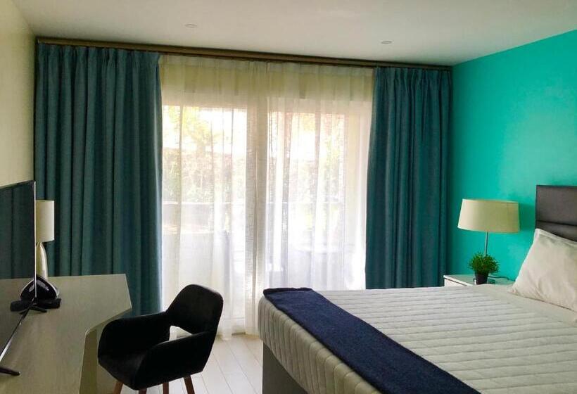 هتل Quints Travelers Inn